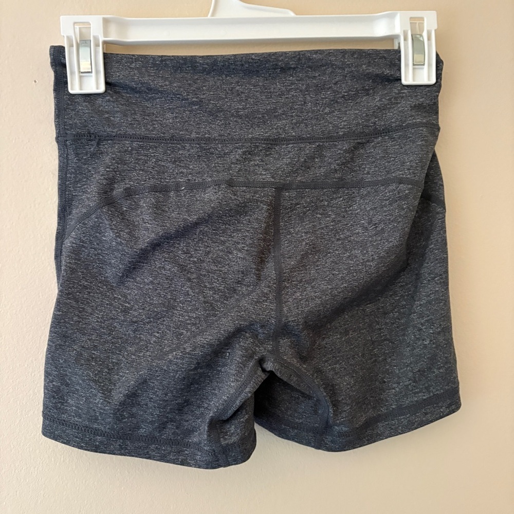 GapFit Bike Shorts Small Women Activewear Compression Shorts Gray Workout Yoga - Picture 2 of 3